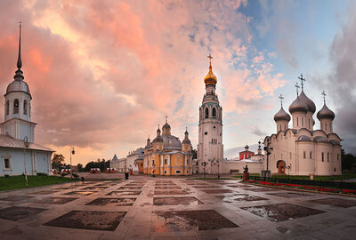 KRALİÇE: ST PETERSBURG PC (LED)